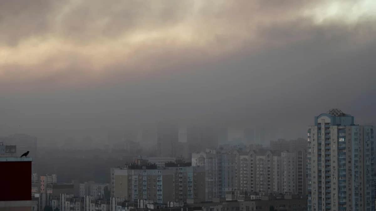 Киев в дыму после российского ночного обстрела города, 4 июля 2025 года. Фото: Oleksii Filippov / AFP / Scanpix / LETA