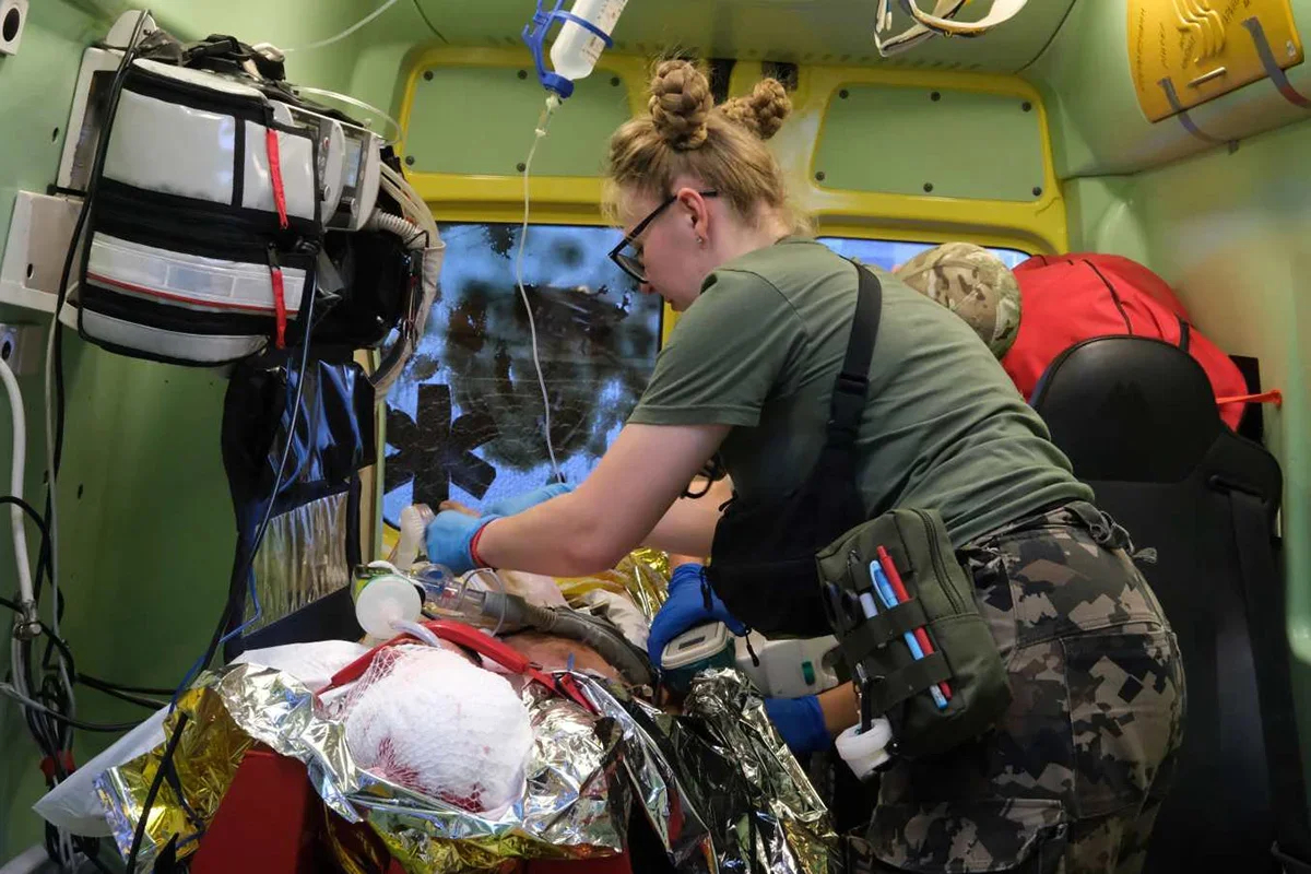 Evacuating a soldier with a bullet wound to the head. Photo: Jens Alstrup