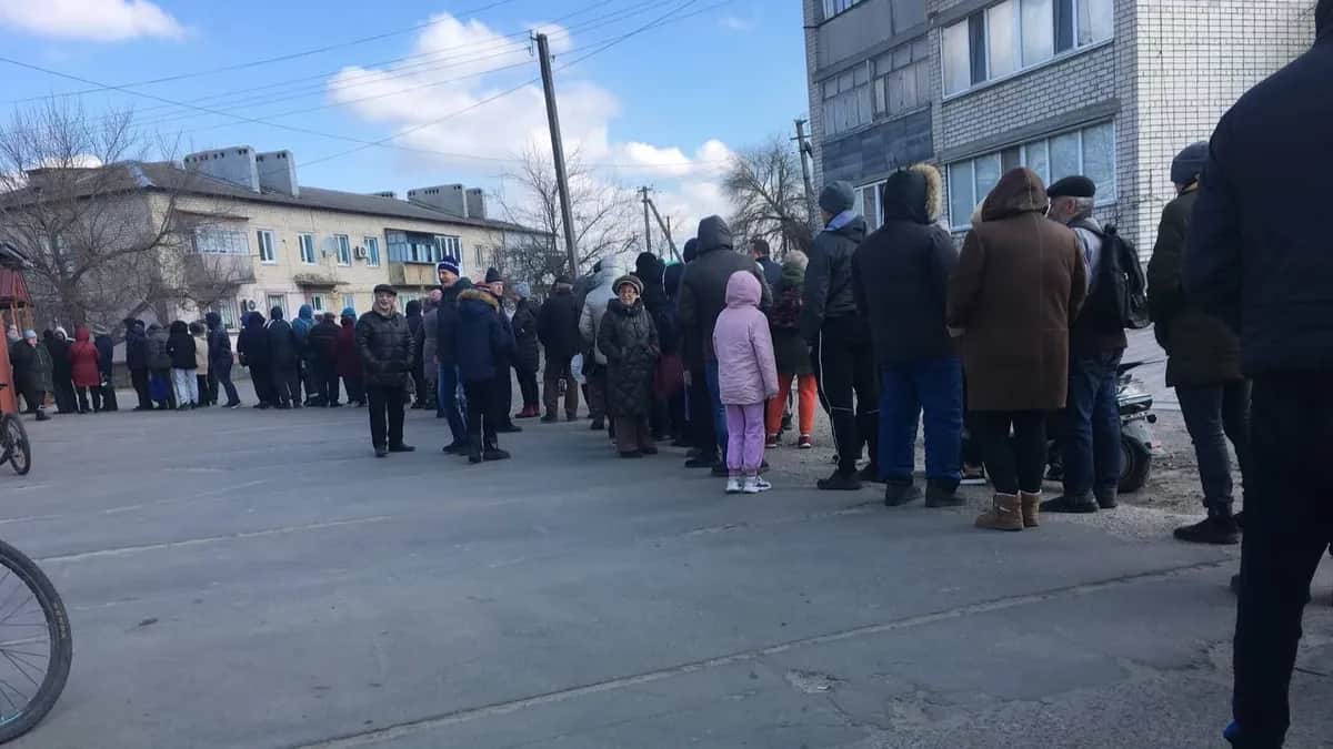 Очередь за хлебом в Голой Пристани, март 2022 года. Фото: Ольга Васильева