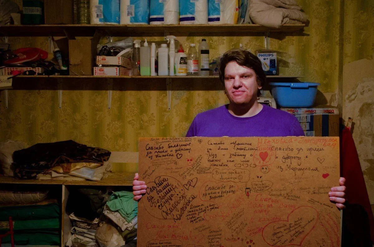 Korshunov with messages from grateful Ukrainian refugees. Photo: Pavel Kuznetsov