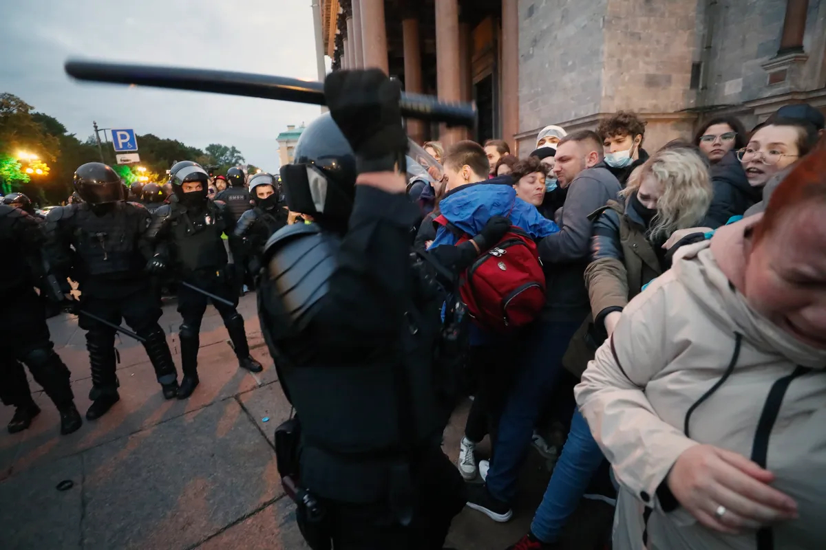 Russian police move in to detain people protesting against partial military mobilisation in St. Petersburg, Russia, 21 September 2022. Photo: EPA-EFE/ANATOLY MALTSEV