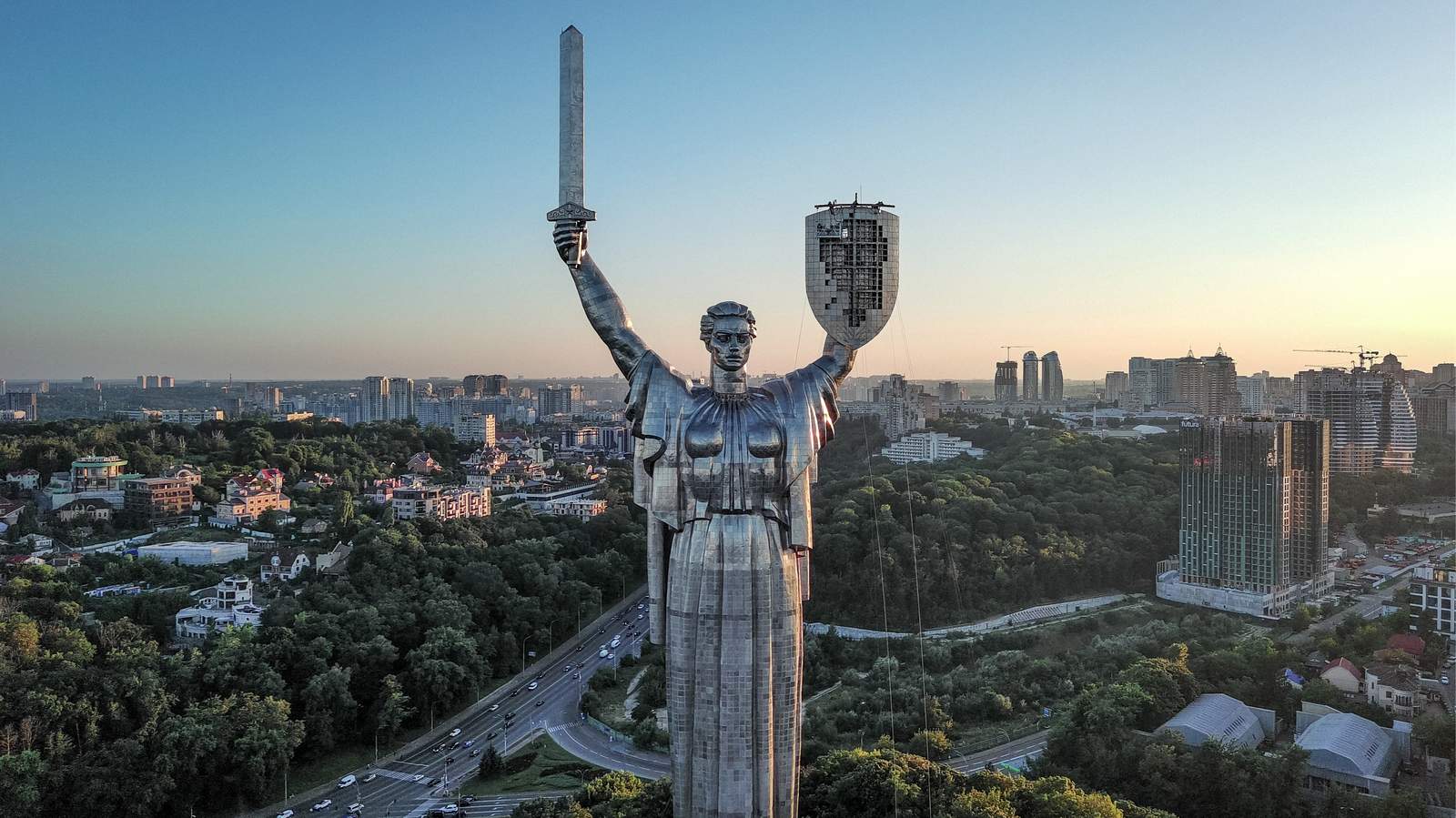 Kyiv’s iconic Motherland Monument stripped of its Soviet symbols in preparation for the installation of the Ukrainian coat of arms, 5 August 2023. Photo: EPA / Oleg Petrasyuk
