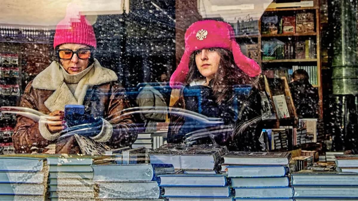 People browse in a St. Petersburg bookshop. Photo: Alexander Petrosyan / Kommersant