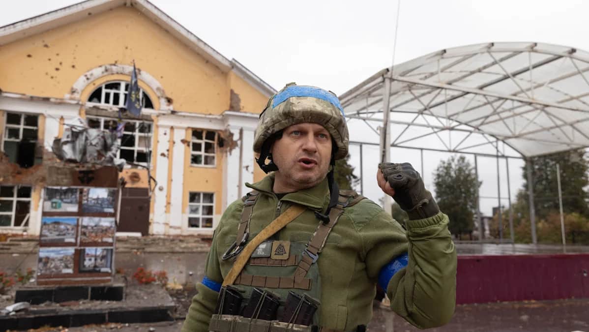 Украинский военный на фоне разрушенного дома культуры в Судже, 8 октября 2024 года. Фото: Yevhen Titov / Abaca Press / ddp images / Vida Press