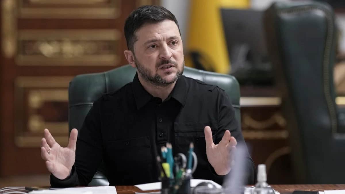 Владимир Зеленский вместе с членами правительства выступает перед журналистами, Киев, Украина, 3 ноября 2025 года. Фото: EPA