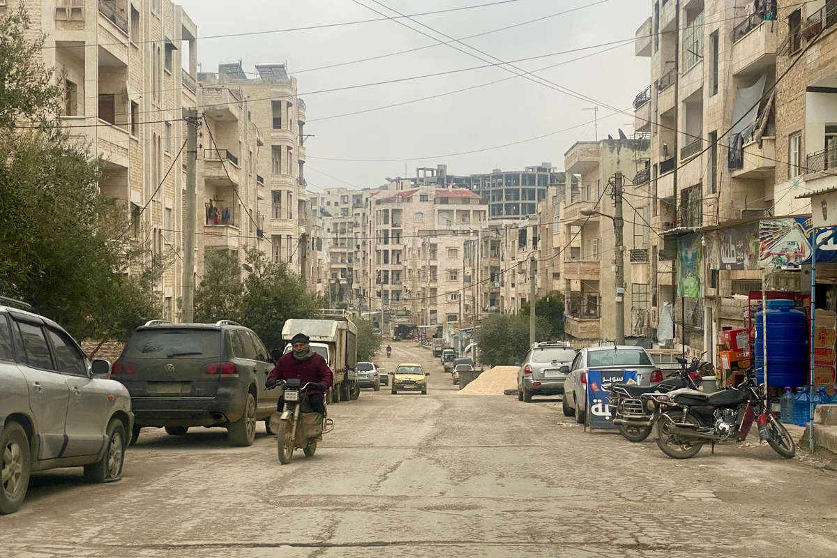 Улица в Идлибе, на заднем плане — новостройки