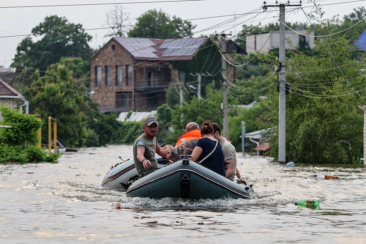 The destruction of the Nova Kakhovka Dam caused mass flooding along the Dnipro River in southern Ukraine, causing thousands of people to lose their homes. The exact death toll is unknown, as parts of the flooded area are occupied by the Russian forces, but at least 58 people were reported dead. Photo: EPA-EFE/MYKOLA TYMCHENKO