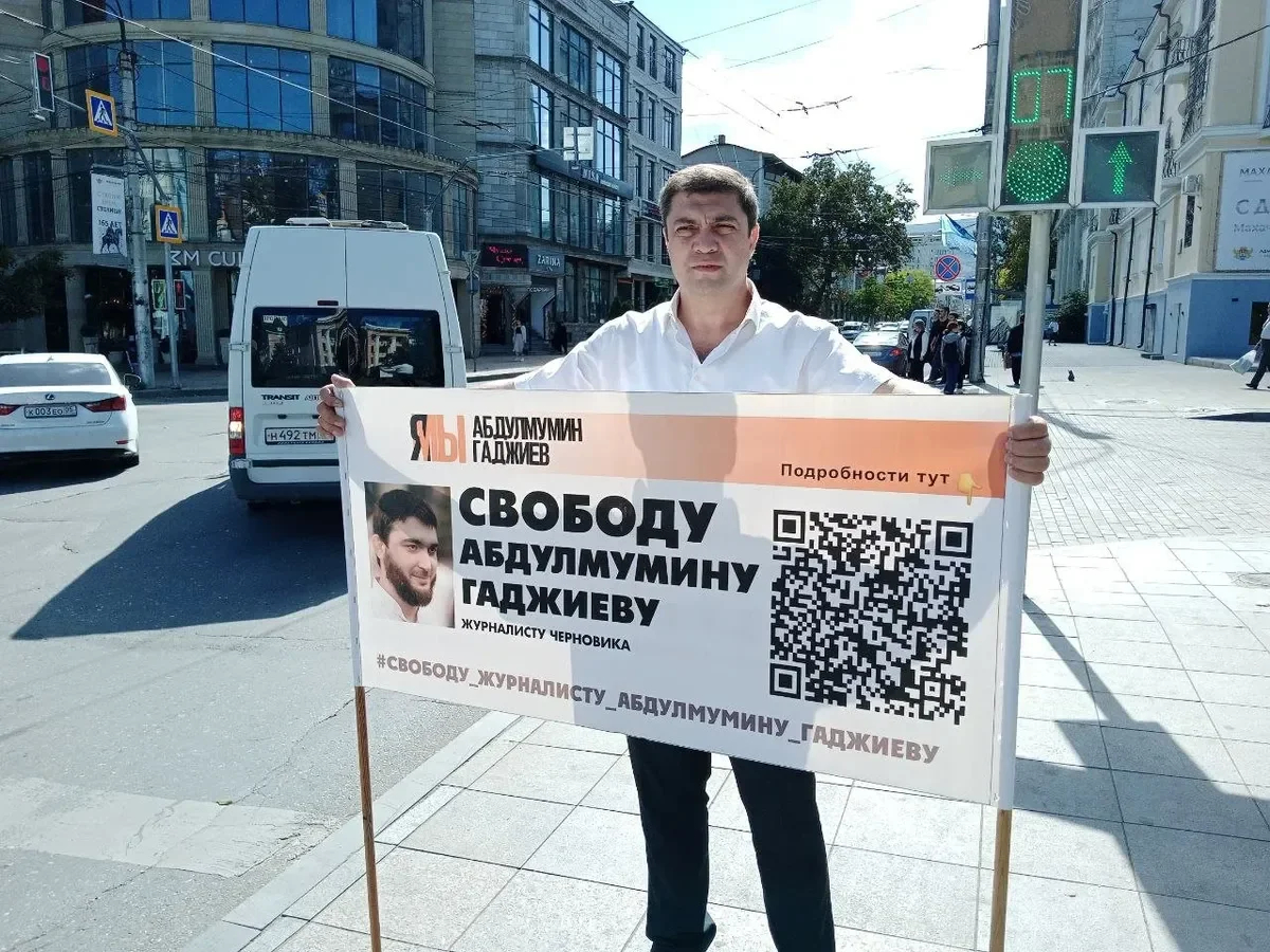 A lone picket in support of Abdulmumin Gadzhiyev in Makhachkala. Photo: Twitter / akhalchi