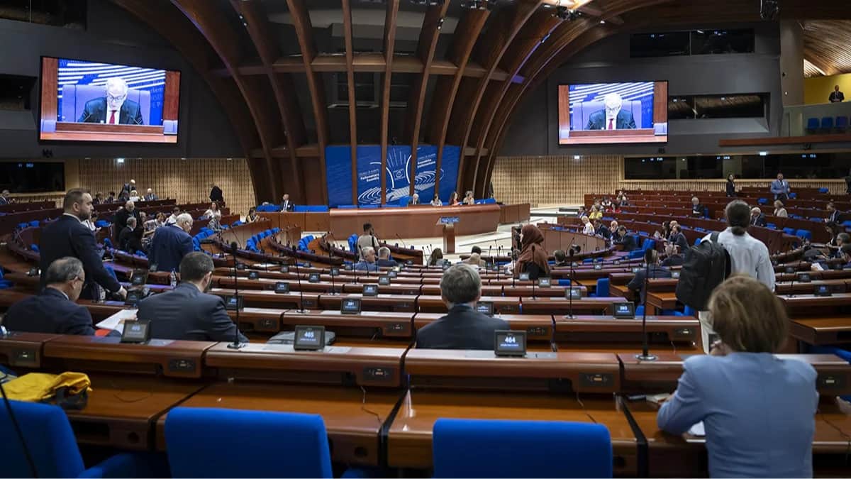 Председатель Парламентской ассамблеи Совета Европы Теодорос Русопулос выступает перед ассамблеей во Дворце Европы во время третьей части очередной сессии ПАСЕ в Страсбурге, Франция, 25 июня 2024 года. Фото: Anthony Anex / EPA