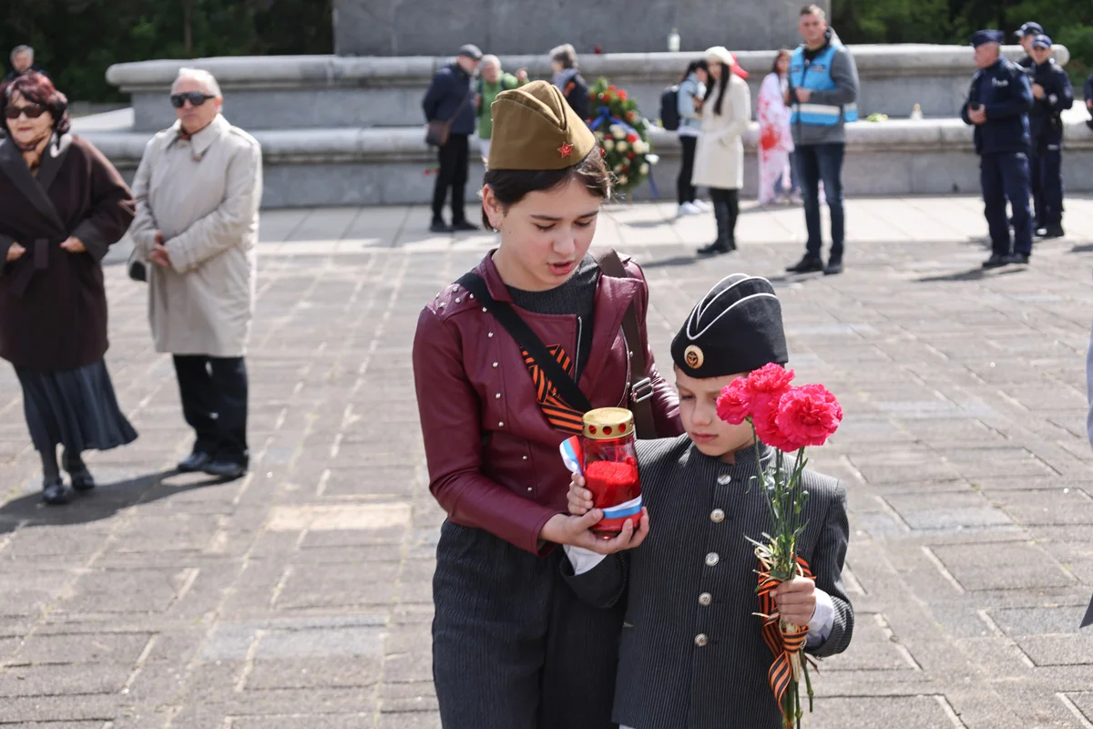 Церемония возложения венков у мемориала советских солдат в Варшаве, 9 мая 2025 года. Фото: Albert Zawada / EPA