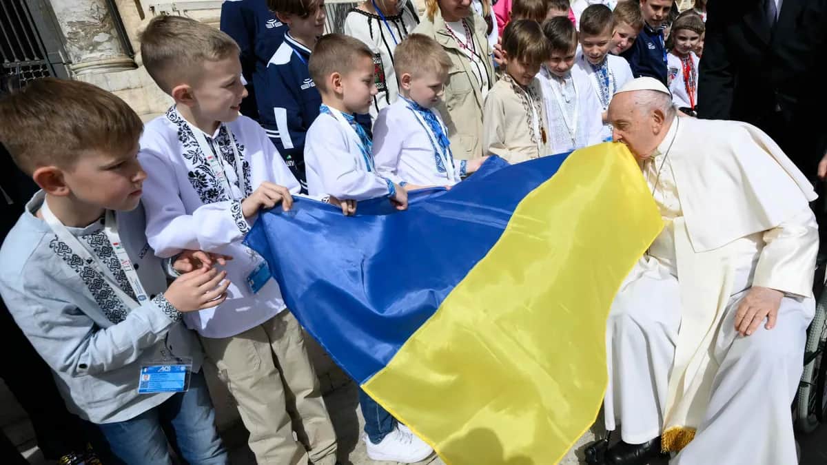 Папа Римский Франциск целует украинский флаг во время еженедельной общей аудиенции на площади Святого Петра в Ватикане, 10 апреля 2024 года. Фото: Медиа пул Ватикана / EPA-EFE