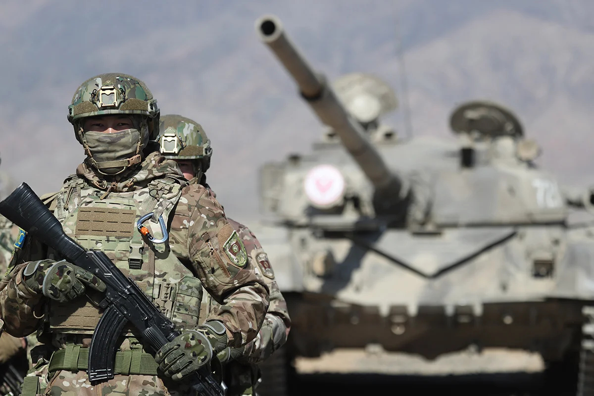 Солдаты участвуют в совместных военных учениях «Нерушимое братство 2023» Сил коллективного реагирования Организации Договора о коллективной безопасности (ОДКБ) на полигоне «Эдельвейс» в Балыкчи, 200 км от Бишкека, Киргизия, 11 октября 2023 года. Фото: Игорь Коваленко / Anadolu / Getty Images