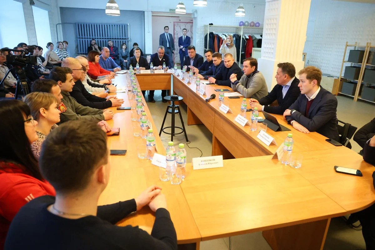Встреча губернатора Александра Цыбульского с жителями Мезенского округа Архангельской области, 26 февраля 2024 года. Фото: <a data-sk="tooltip_parent" data-stringify-link="https://vk.com/wall358141318_162087" href="https://vk.com/wall358141318_162087" rel="noopener noreferrer" target="_blank">VK</a>