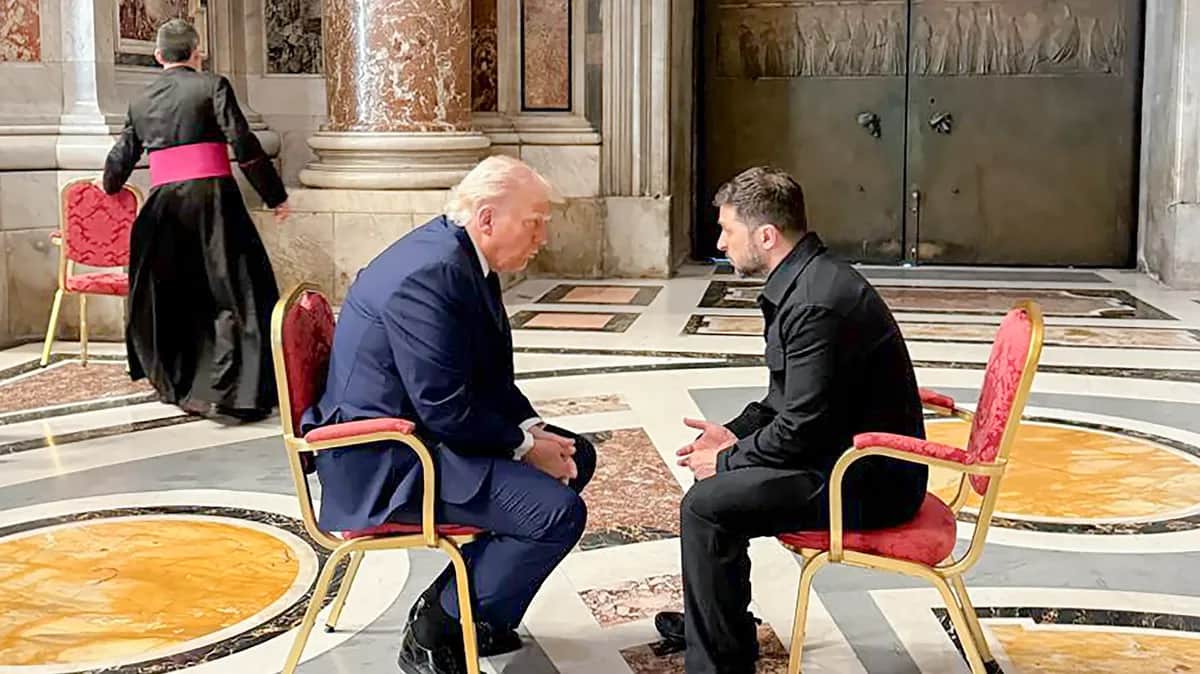 Ukrainian President Volodymyr Zelensky meets US President Donald Trump in Saint Peter’s Cathedral prior to the funeral of Pope Francis in the Vatican City, 26 April 2025. Photo: EPA-EFE