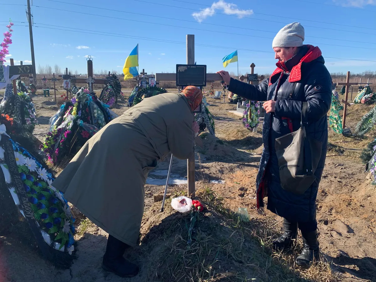 Ганна Григорьевна Романюк с дочерью Катериной у могилы Михайла. Фото: Ольга Мусафирова, специально для «Новой газеты Европа»