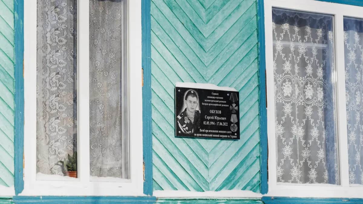 A plaque dedicated to Sergey Obukhov on the wall of the Shileksha village school. It was unveiled on 9 December 2022. Photo: Elena Georgieva, exclusively for Novaya Gazeta Europe