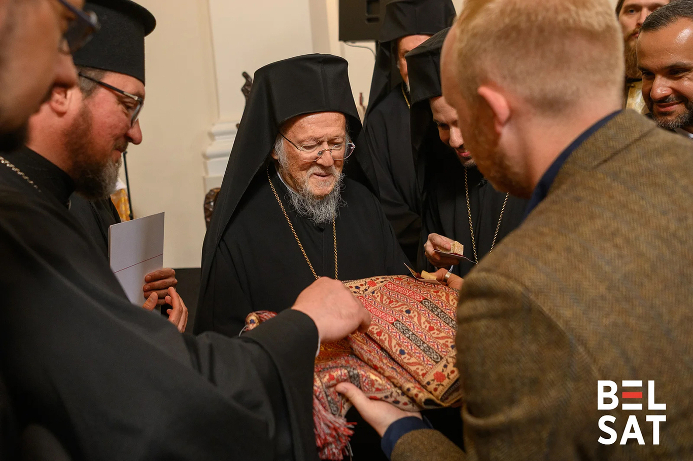 Денис Кучинский передает патриарху Константинопольскому Варфоломею письмо от Светланы Тихановской после литургии в храме Пресвятой Троицы в Тринополе, Вильнюс, 7 июня 2026 года. Фото: Belsat