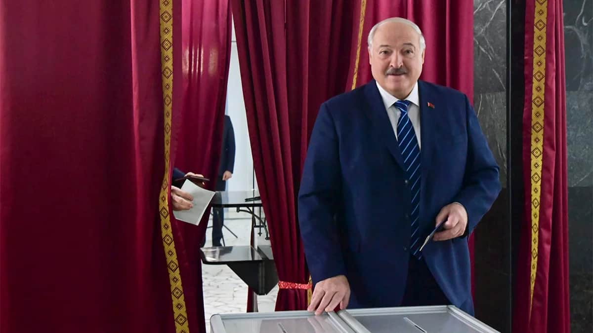 Александр Лукашенко голосует на парламентских выборах на избирательном участке в Минске, Беларусь, 25 февраля 2024 года. Фото: пресс-служба президента Беларуси / EPA-EFE
