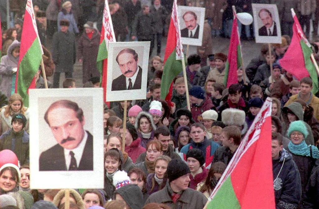 Marchers in Minsk carry portraits of Lukashenko to celebrate the first anniversary of a referendum that gave him almost unlimited powers, 22 November 1997. Photo: EPA / VIKTOR DRACHEV<br>