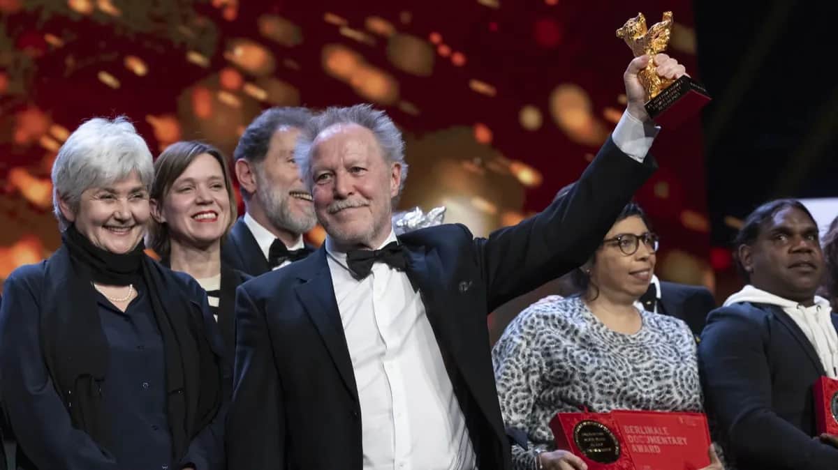 Николя Филибер и съемочная группа фильма «На Адаманте» получает премию «Золотой медведь» на Берлинском кинофестивале. Фото: berlinale.de