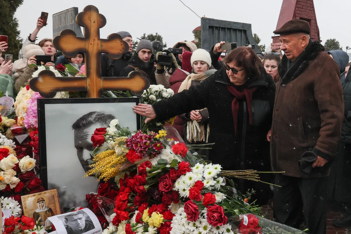 Родители Алексея Навального, Анатолий (справа) и Людмила (вторая справа), у могилы сына на Борисовском кладбище, Москва, 16 февраля 2025 года. Фото: Максим Шипенков / EPA