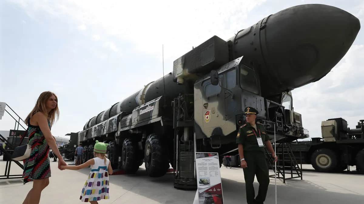 Visitors look at the Russian Topol intercontinental ballistic missile in Patriot Park outside Moscow, Russia, 22 August 2017. Photo: EPA / YURI KOCHETKOV