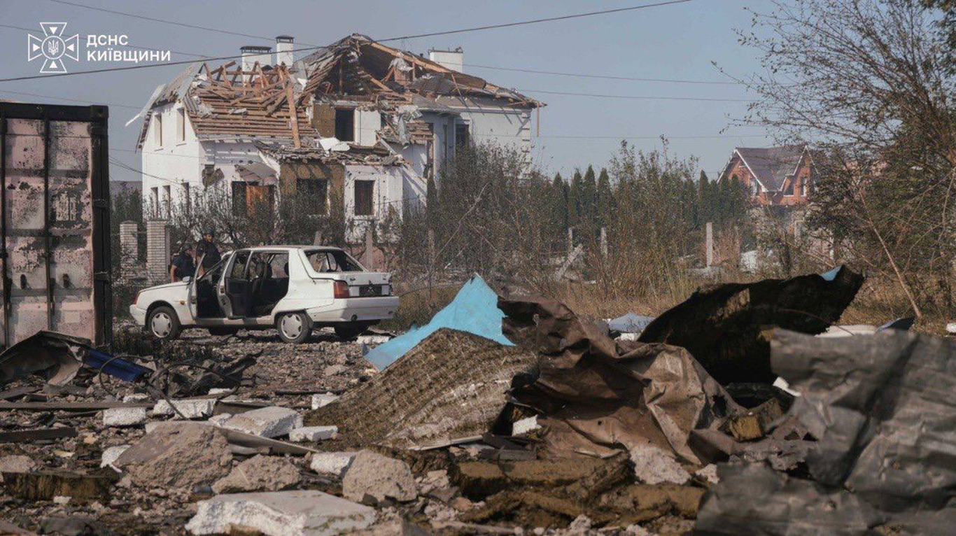 Последствия удара российского беспилотника по складу в Киевской области, в результате которого произошел взрыв в районе села Мила под Киевом. Украина. 29 августа 2026 года. Фото: Telegram / ДСНС Київщини