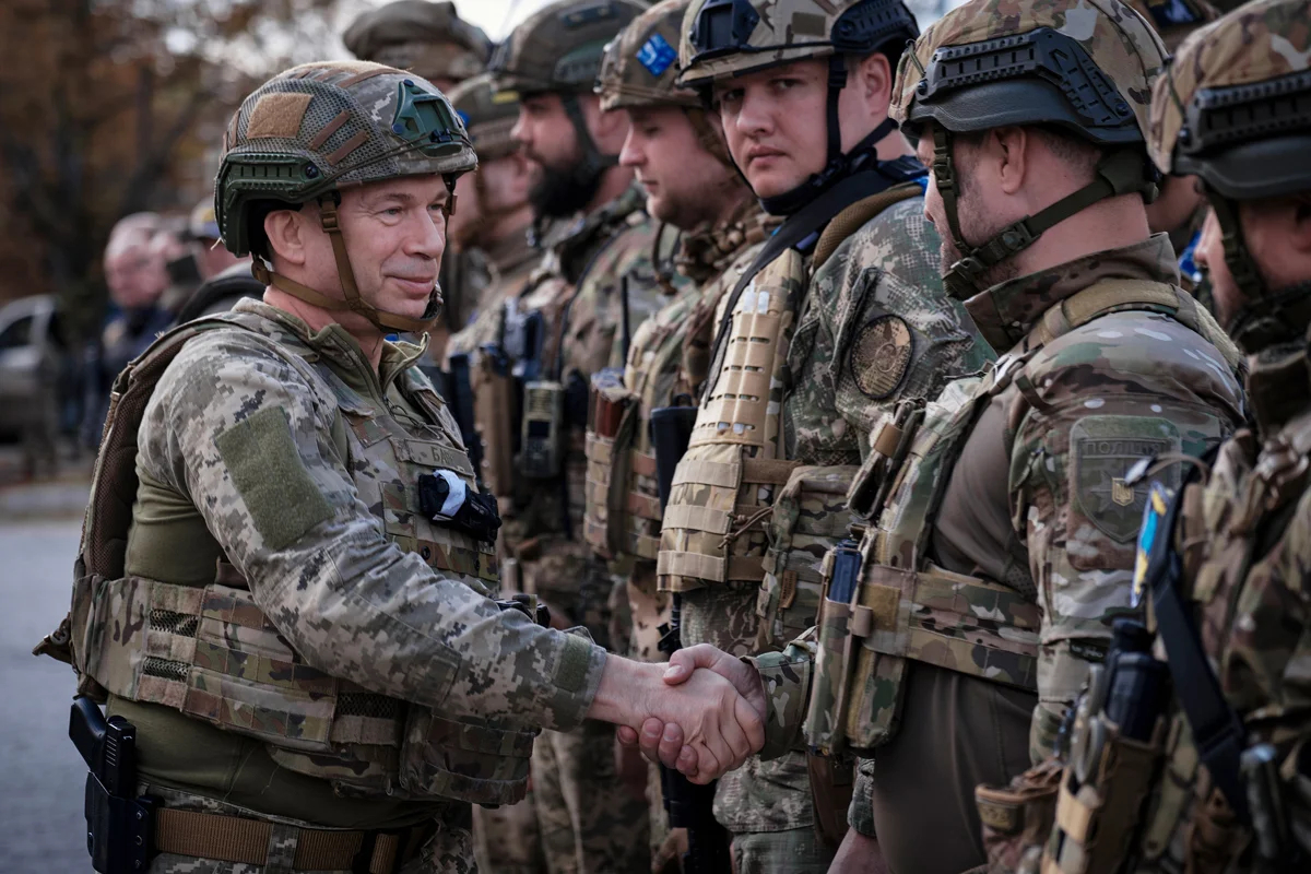 Александр Сырский (слева) пожимает руку украинским военнослужащим в Донецкой области, Украина, 4 октября 2022 года. Фото: Евгений Гончаренко / EPA-EFE
