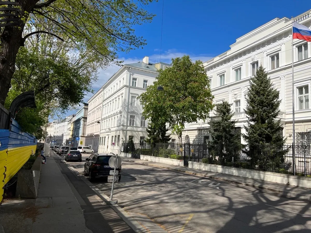 Забор в цветах украинского флага у посольства. Фото: Петр Петренко