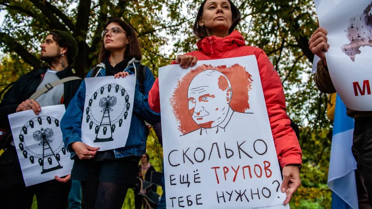 Члены русскоязычной общины во время акции протеста против войны в Украине. Гаага, Нидерланды, сентябрь 2022 года. Фото: Ana Fernandez / SOPA Images / LightRocket / Getty Images