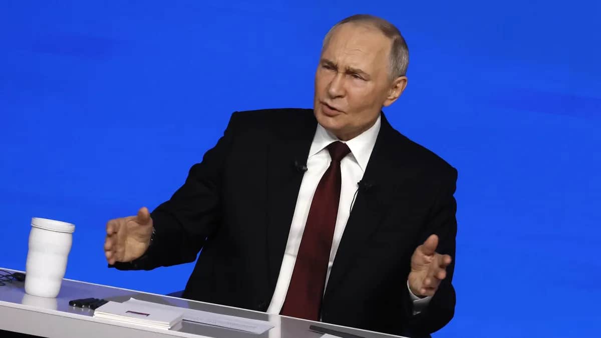 Vladimir Putin during his annual Direct Line call-in show at Moscow’s Gostiny Dvor, 19 December 2025. Photo: EPA / SERGEI ILNITSKY