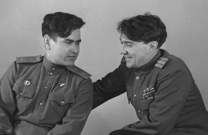 Алексей Маресьев и писатель Борис Полевой, 1947 год. Фото: <a data-sk="tooltip_parent" data-stringify-link="https://commons.wikimedia.org/wiki/File:%D0%9C%D0%B0%D1%80%D0%B5%D1%81%D1%8C%D0%B5%D0%B2,_%D0%90%D0%BB%D0%B5%D0%BA%D1%81%D0%B5%D0%B9_%D0%9F%D0%B5%D1%82%D1%80%D0%BE%D0%B2%D0%B8%D1%87_003.png" href="https://commons.wikimedia.org/wiki/File:%D0%9C%D0%B0%D1%80%D0%B5%D1%81%D1%8C%D0%B5%D0%B2,_%D0%90%D0%BB%D0%B5%D0%BA%D1%81%D0%B5%D0%B9_%D0%9F%D0%B5%D1%82%D1%80%D0%BE%D0%B2%D0%B8%D1%87_003.png" rel="noopener noreferrer" target="_blank">Kursant504 </a>/ Wikimedia