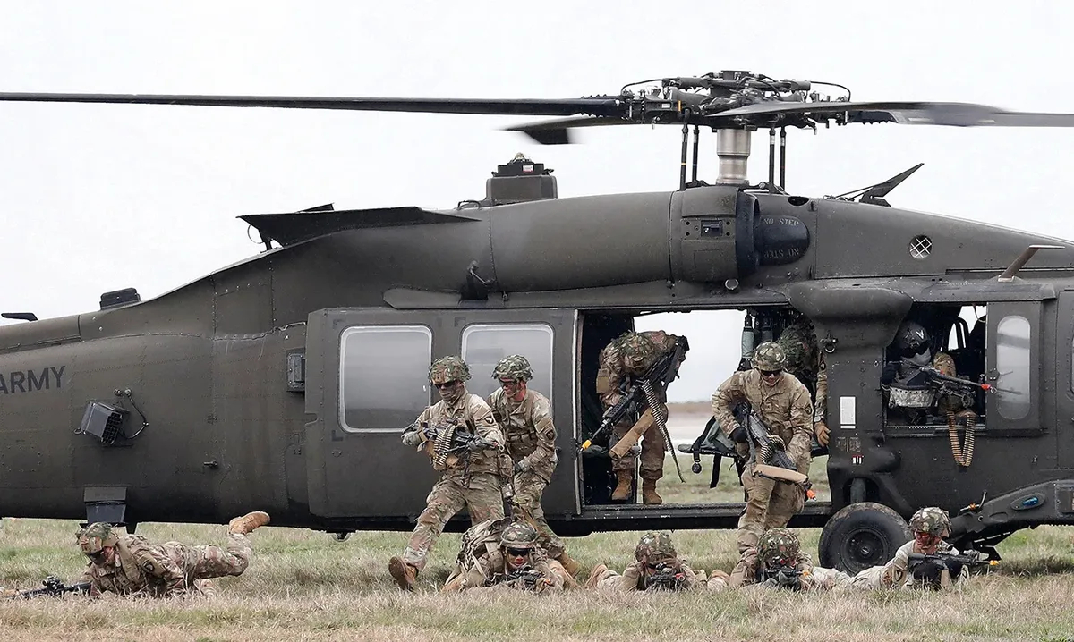 Американские военные, входящие в состав сухопутных войск США из 101-й американской воздушно-десантной дивизии, во время показательных учений на авиабазе НАТО вблизи города Констанца на берегу Черного моря в Румынии, 31 марта 2023 года. Фото: Robert Ghement / EPA-EFE