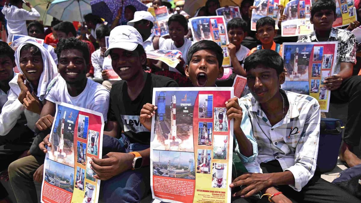 Жители Индии перед запуском автоматической станции Aditya-L1, Шрихарикота, Индия, 2 сентября 2023 года.Фото: EPA-EFE / IDREES MOHAMMED