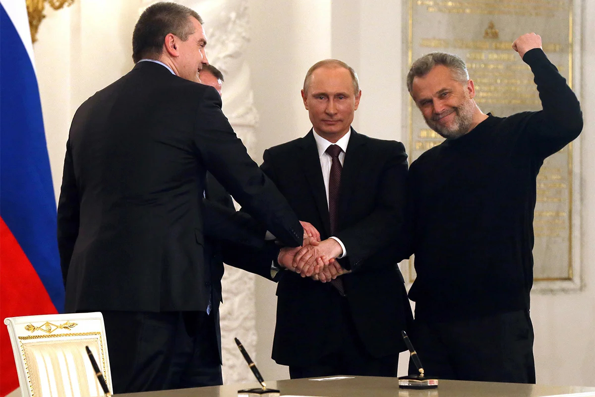 Владимир Путин пожимает руки премьеру крымского правительства Сергею Аксионову, спикеру Верховного совета Крыма Владимиру Константинову и главе администрации Севастополя Алексею Чалому в Большом Кремлевском дворце в Москве, Россия, 18 марта 2014 года. Фото: Сергей Ильницкий / EPA