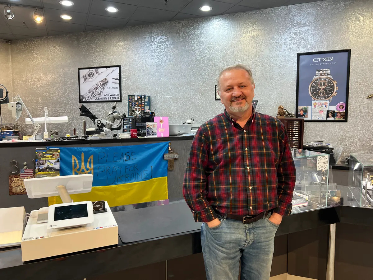 Олег Держай в своем ювелирном бутике. Фото: Елизавета Кирпанова, специально для «Новой газеты Европа»
