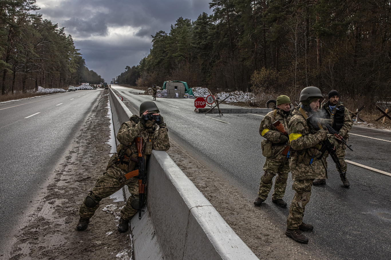 Украинские военнослужащие на блокпосту возле Броваров. Киевская область, Украина. 8 марта 2022 года. Фото: Roman Pilipey / EPA