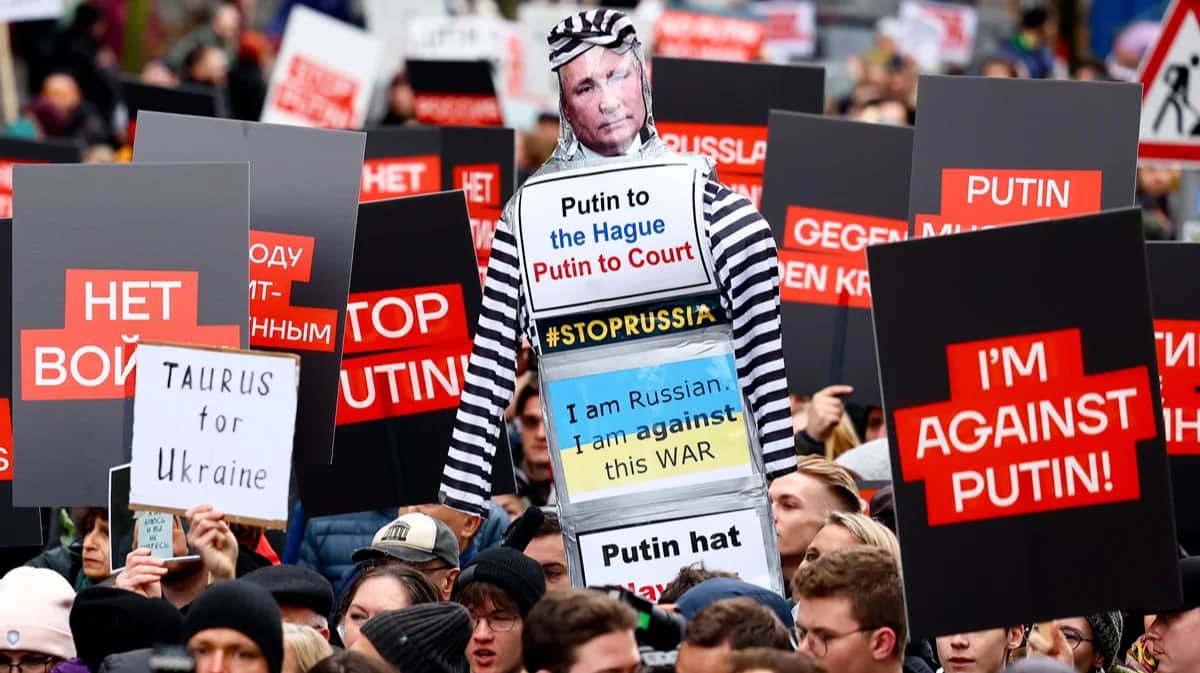 Антивоенный митинг россиян в Берлине, 17 ноября 2024 года. Фото: Filip Singer / EPA