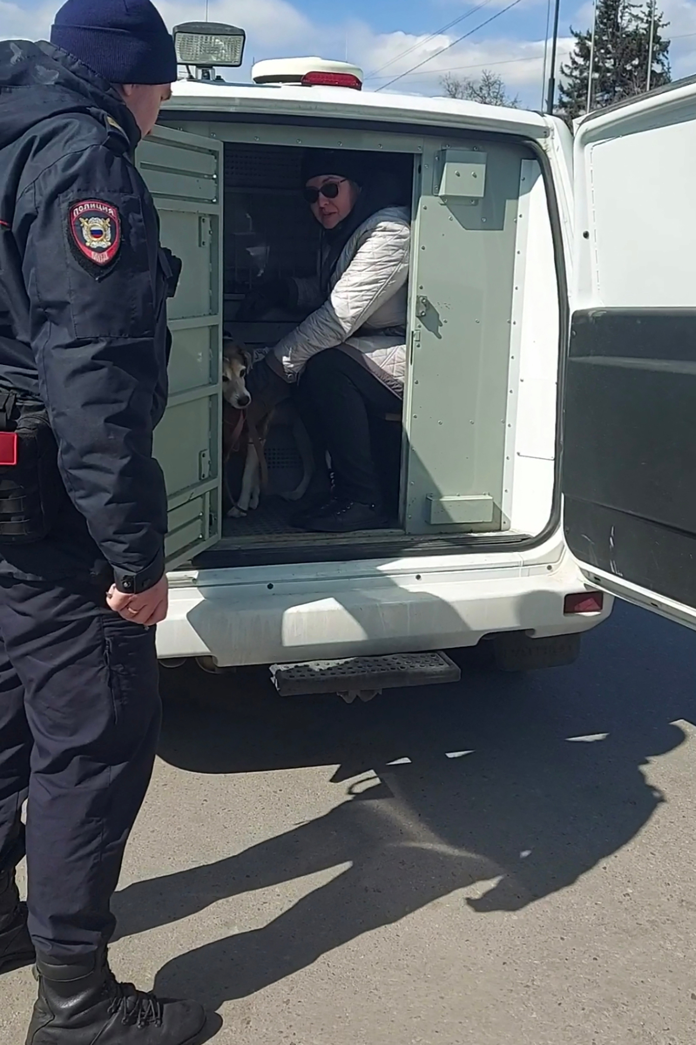 Задержание Юлии Шакиро и собаки Буси. Фото: проект «Ветер»