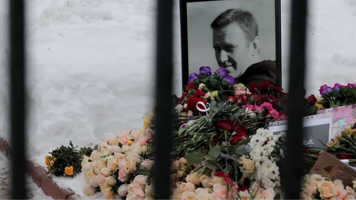 Могила Алексея Навального на Борисовском кладбище, Москва, 16 февраля 2026 года. Фото: Максим Шипенков / EPA<br>