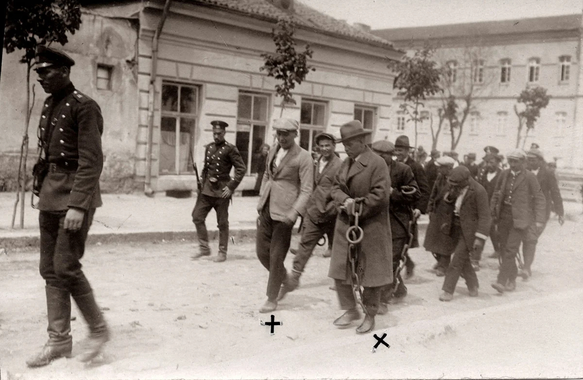 Двое из преступников, совершивших нападение, перед смертной казнью, 1925 год. Фото: Wikimedia