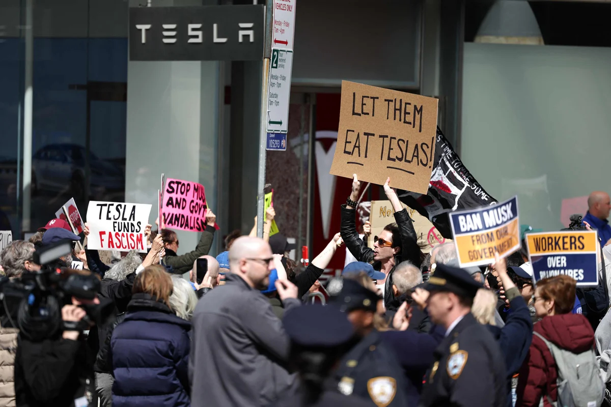 Участники акции <em>Tesla Takedown</em> протестуют против Илона Маска в Нью-Йорке, 22 марта 2025 года. Фото: Charly Triballeau / AFP / Scanpix / LETA