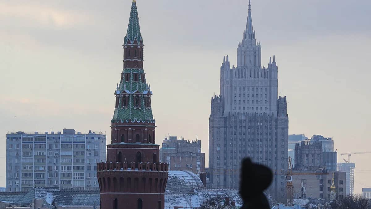 Здание МИД на фоне Кремля в Москве. Фото: Максим Шипенков / EPA-EFE