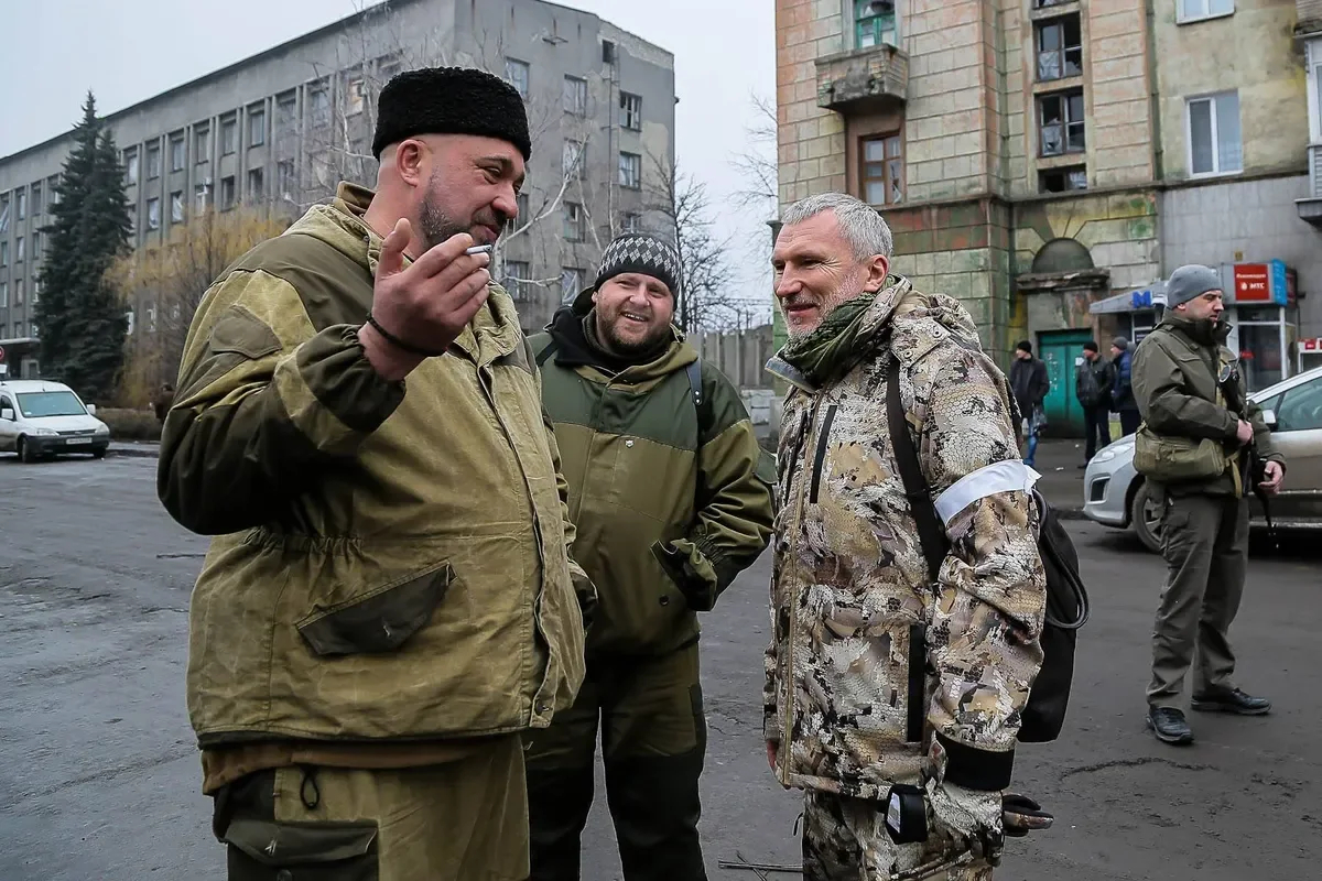 Alexey Zhuravlyov (on the right) with Mayor of the city Debaltseve, Alexander Afendikov (on the right), in the “DPR”, 1 March 2015. Photo: <a href="https://www.facebook.com/media/set/?set=a.664915160287255&amp;type=3" rel="noopener noreferrer" title="https://www.facebook.com/media/set/?set=a.664915160287255&amp;type=3">Facebook</a>