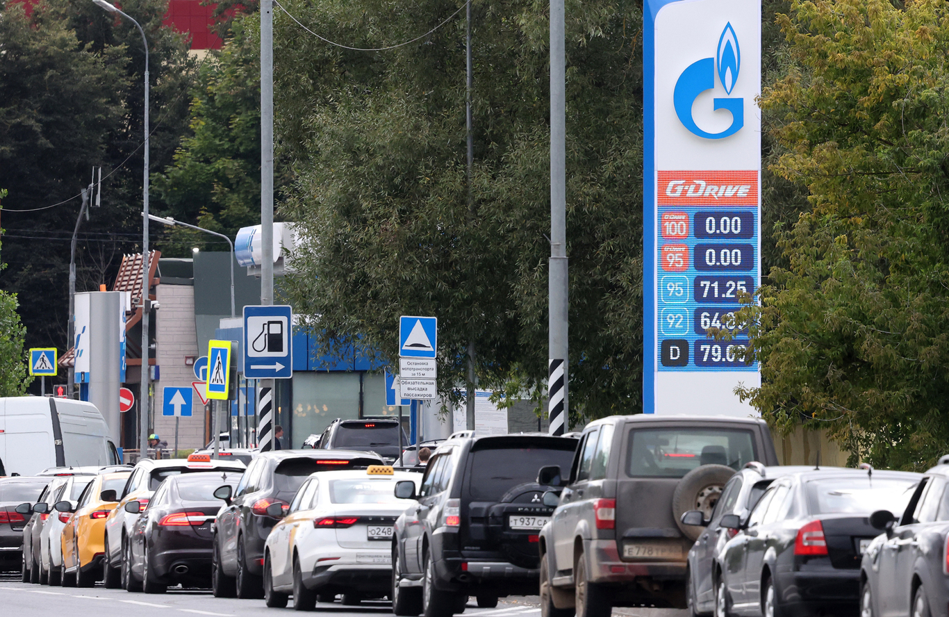 Очередь из автомобилей на автозаправочной станции. Москва. 19 августа 2026 года. Фото: Максим Шипенков / EPA