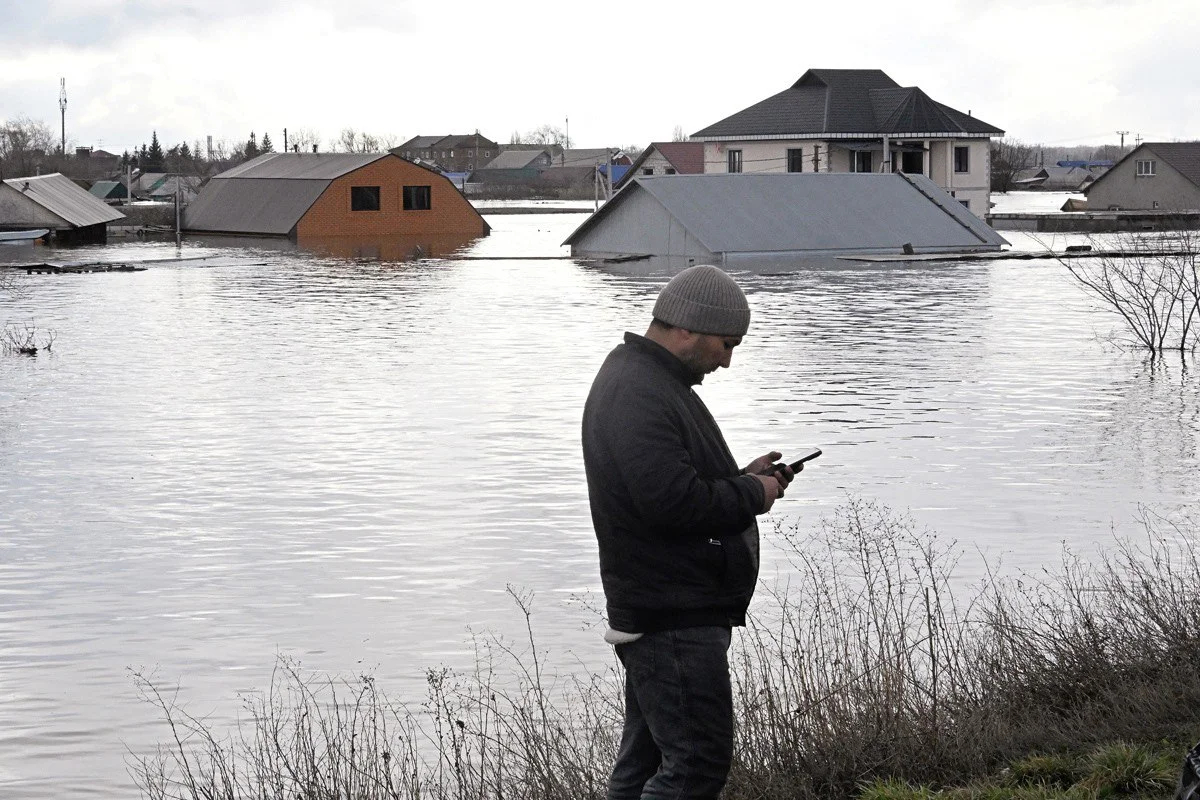 Последствия наводнения в городе Орске Оренбургской области, Россия, 7 апреля 2024 года. Местные жители в зоне наводнения. Фото: Анатолий Жданов / Коммерсантъ / Sipa USA / Vida Press