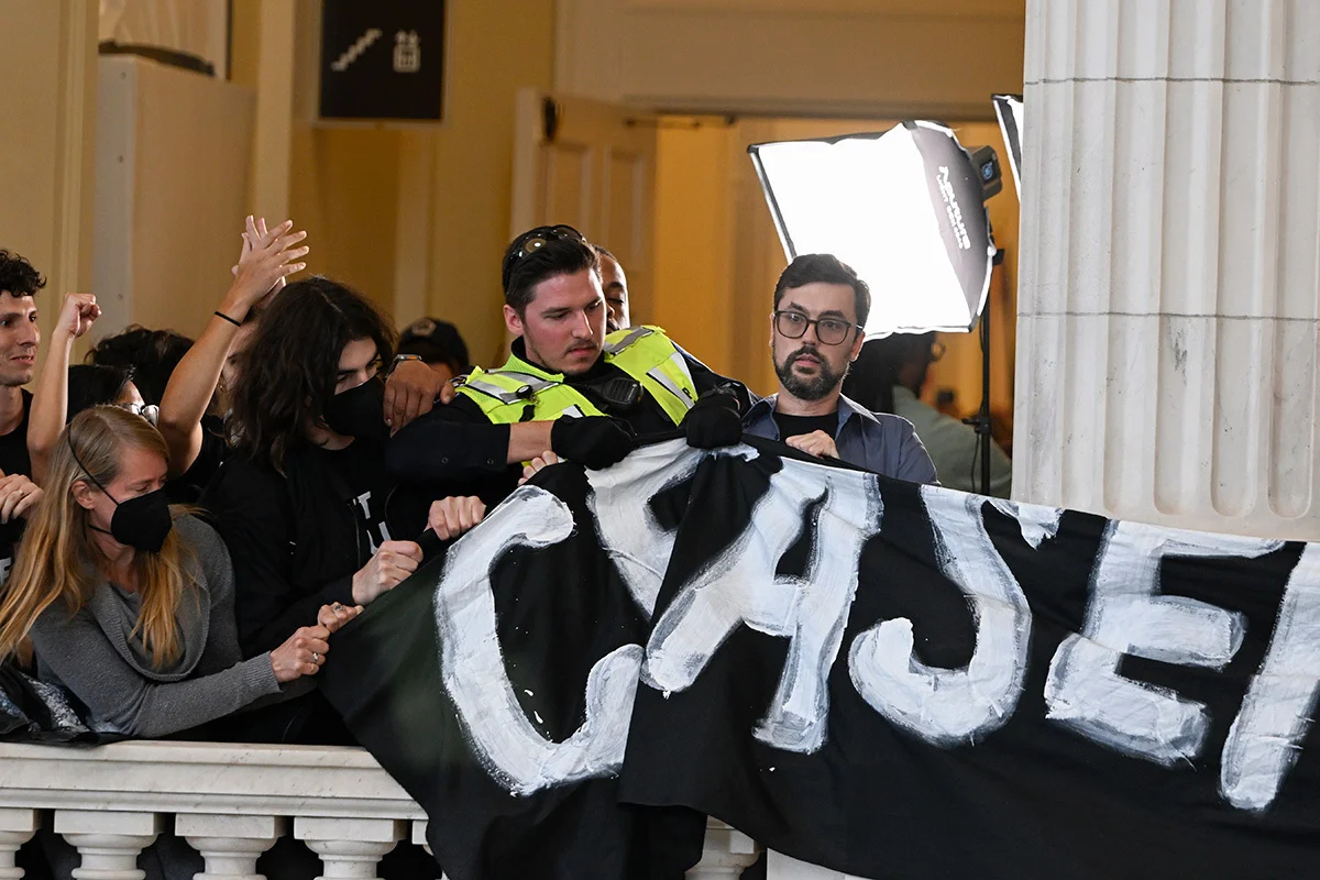 Полиция задерживает протестующих в здании Капитолия, 18 октября 2023 г.<br>Фото: Celal Gunes/Anadolu / Getty Images