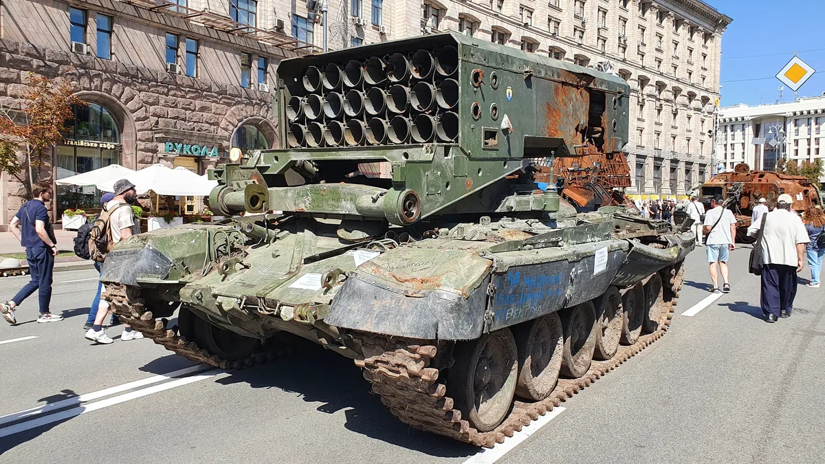 Burnt Russian military equipment on Khreshchatyk, where Putin was going to hold a parade. Kyiv, 24 August 2022. Photo by Jens Alstrup, exclusively for<em> Novaya Gazeta. Europe</em>