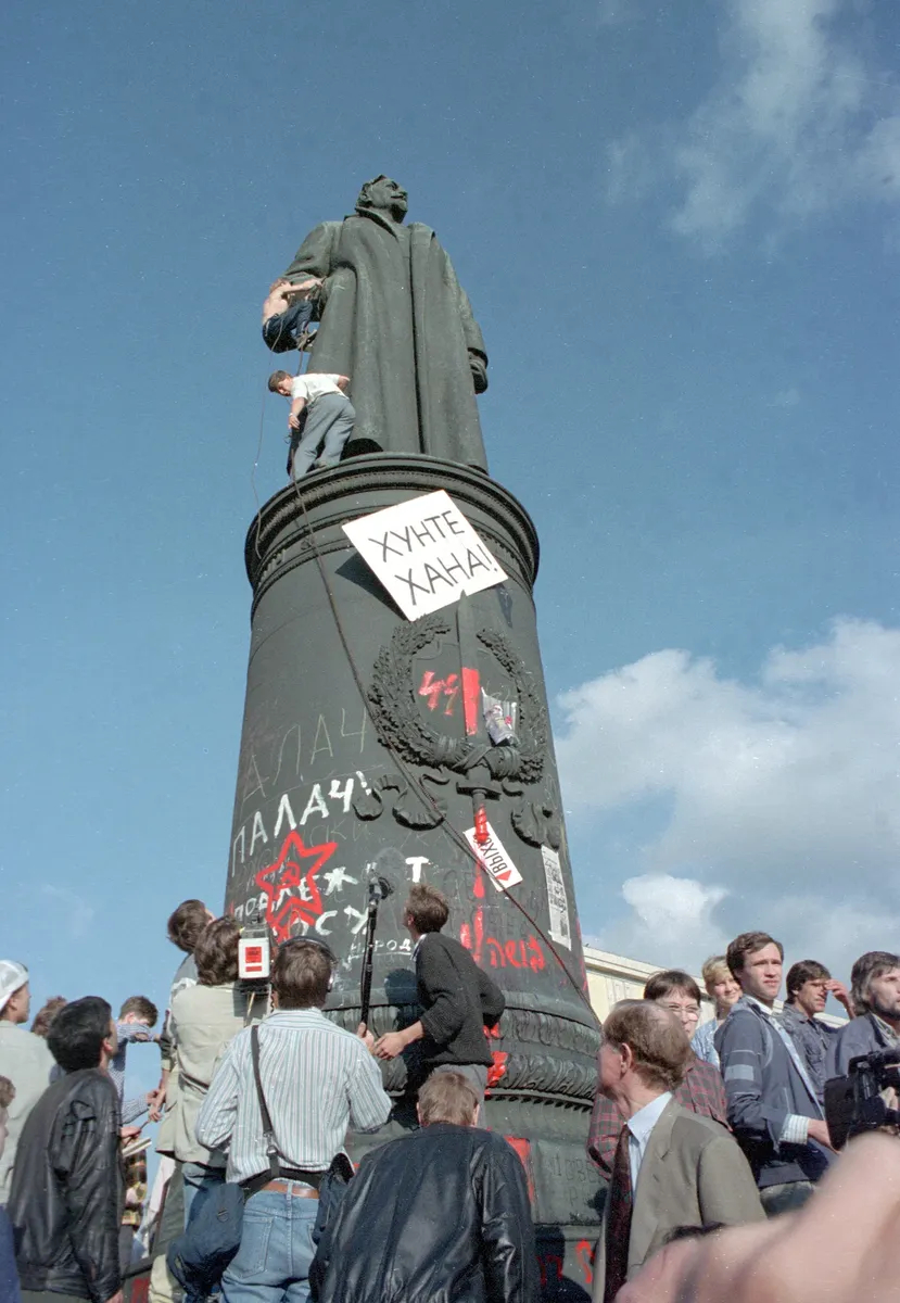 Памятник Феликсу Дзержинскому незадолго до демонтажа. Фото: Wikipedia