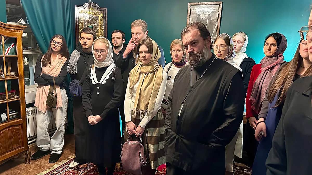 Протоиерей Андрей Ткачев с прихожанами в храме Троицы в Хохлах. Фото: соцсети / Telegram